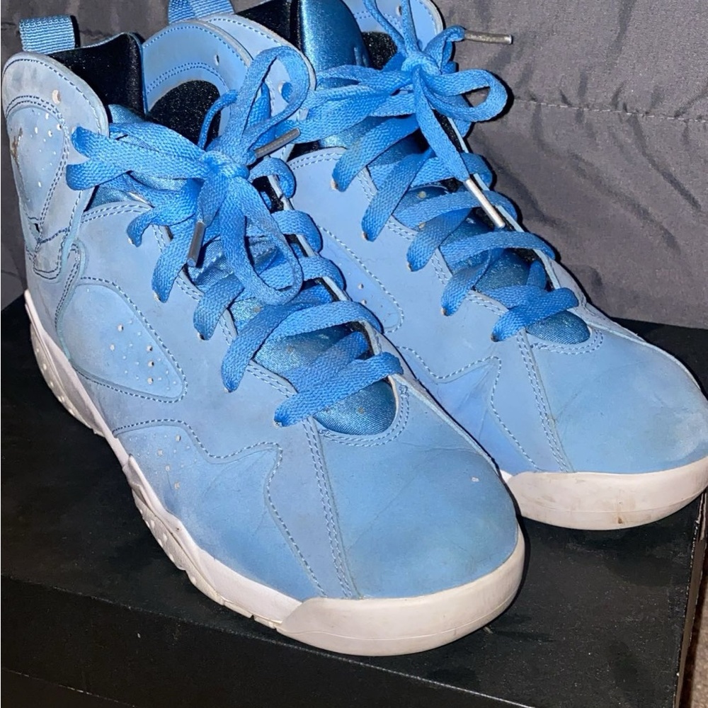 Size 6 in GRADESCHOOL but also fits a 7 or 7.5 in women’s.